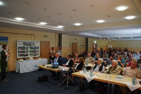 Heidrun Düssel-Siebert (Leiterin der Biologischen Station Düren, links im Bild) begrüßte die vielen interessierten Gäste, Partner und Unterstützer, die mit den Biologischen Stationen den Abschluss des 6,5 jährigen LIFE+ Projektes im Kalltal feierten (1. Reihe von links: Hans-Martin Steins, Axel Buch, Ingrid Rudolph).