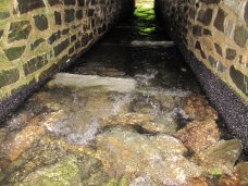 Das Vlies am Tiefenbach I kurz nach seinem Einbau. Die Leisten sind noch gut zu erkennen.