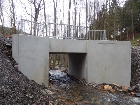 Die Brücke ist wesentlich größer als die anderen Durchlässe.