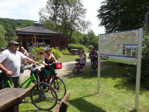 Radwanderer an der Infotafel in Zerkall.