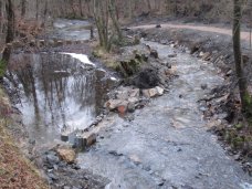 Die neue Bachschleife in Simonskall - Aufsicht von oben - läßt die Fische wieder bachaufwärts wandern