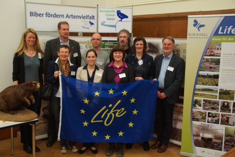 Referenten der Tagung. Hintere Reihe von links nach rechts: Astrid Uhlisch (Projektleiterin Life+ Projekt „Rur & Kall – Lebensräume im Fluss“), Prof. Dr. Volker Zahner (Hochschule Weihenstephan-Triesdorf), Dr. Lutz dalbeck (Biol. Station im Kreis Düren), Josef Wegge (Leiter Biol. Station StädteRegion Aachen), Heidrun (Düssel-Siebert (Leiterin Biol. Station im Kreis Düren), Joachim Drüke, Bezirksregierung Arnsberg; Dezernat für Wasserwirtschaft und Gewässerschutz. Vordere Reihe von links nach rechts: Monika Raschke, Ministerium für Klimaschutz, Umwelt, Landwirtschaft, Natur- und Verbraucherschutz des Landes Nordrhein-Westfalen, Susanne Haas, M.Sc., Institut für Wasser und Umwelt Technische Universität München, Dietlind Geiger-Roswora Landesamt für Natur, Umwelt und Verbraucherschutz Nordrhein-Westfalen.